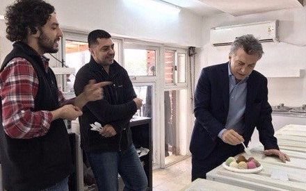 Macri visitó en Tucumán una heladería premiada por su amplia carta de gustos 