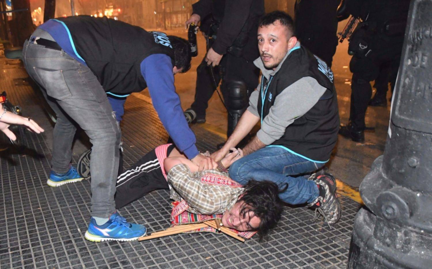 Diecisiete heridos, 23 detenidos y millonarias pérdidas, el saldo de los disturbios en Capital 