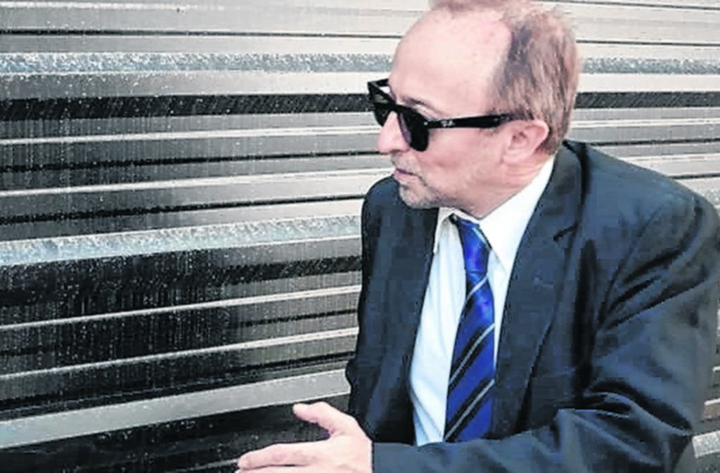 Cartasegna ya está en su casa y pidió la renuncia para zafar del jury y jubilarse