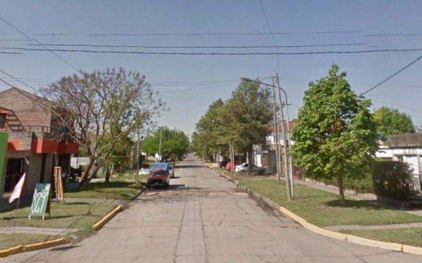 Atropelló a la esposa y la arrastró 300 metros: la mujer fue salvada por los vecinos