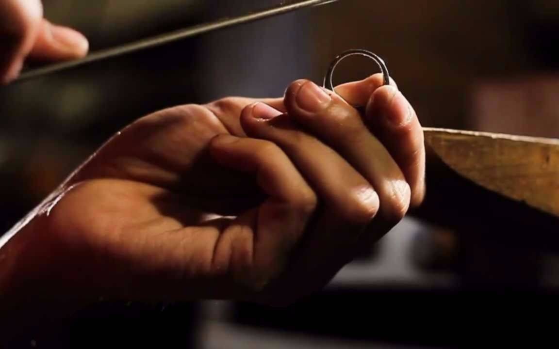 Detienen a la “Señora de los Anillos”: fabricaba y vendía joyas falsas