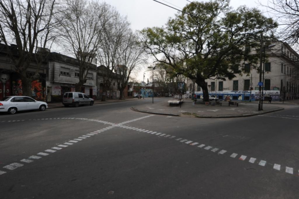 Pelea callejera en diagonal 78 y 61 terminó con un joven apuñalado
