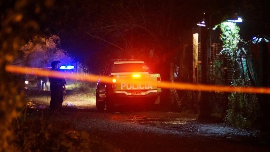 Acribillaron a tiros a tres personas en una vivienda de Virrey del Pino