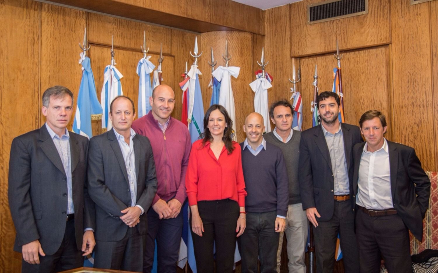 Firman convenio de protección de niños y jóvenes
