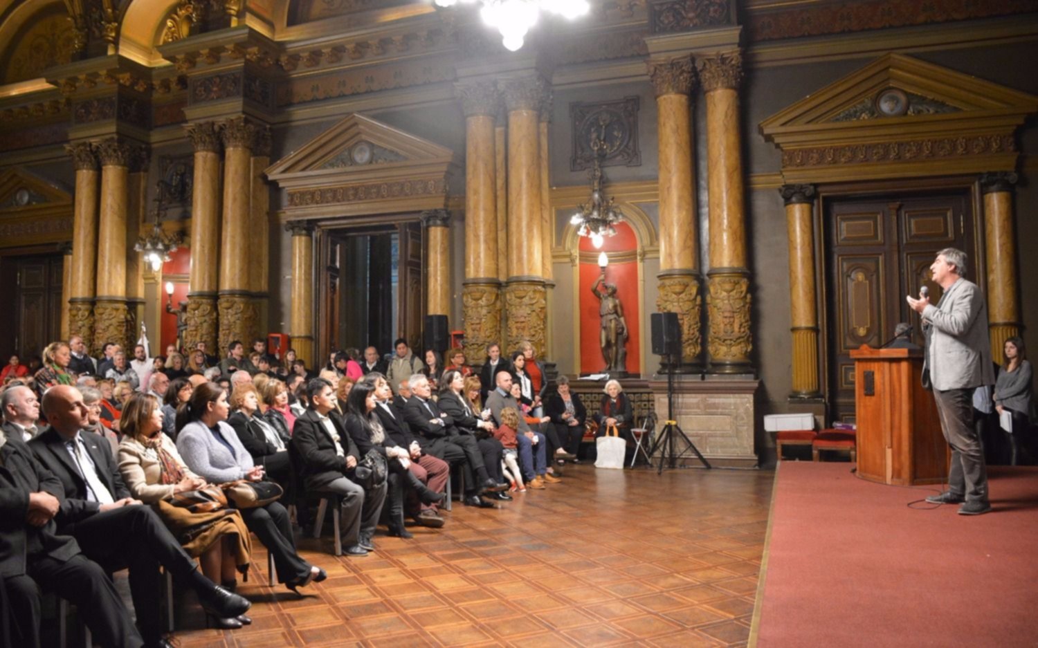 En su día, homenajearon a inmigrantes con más de 40 años en el país