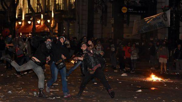 Piden que declaren policías por la violencia en Plaza de Mayo
