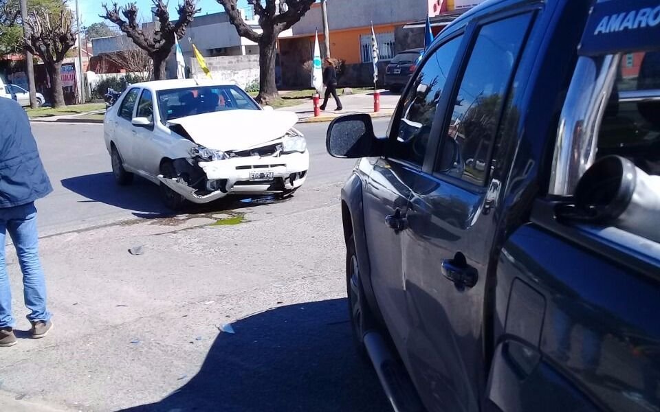 Fuerte  choque entre un auto y una camioneta en 12 y 80