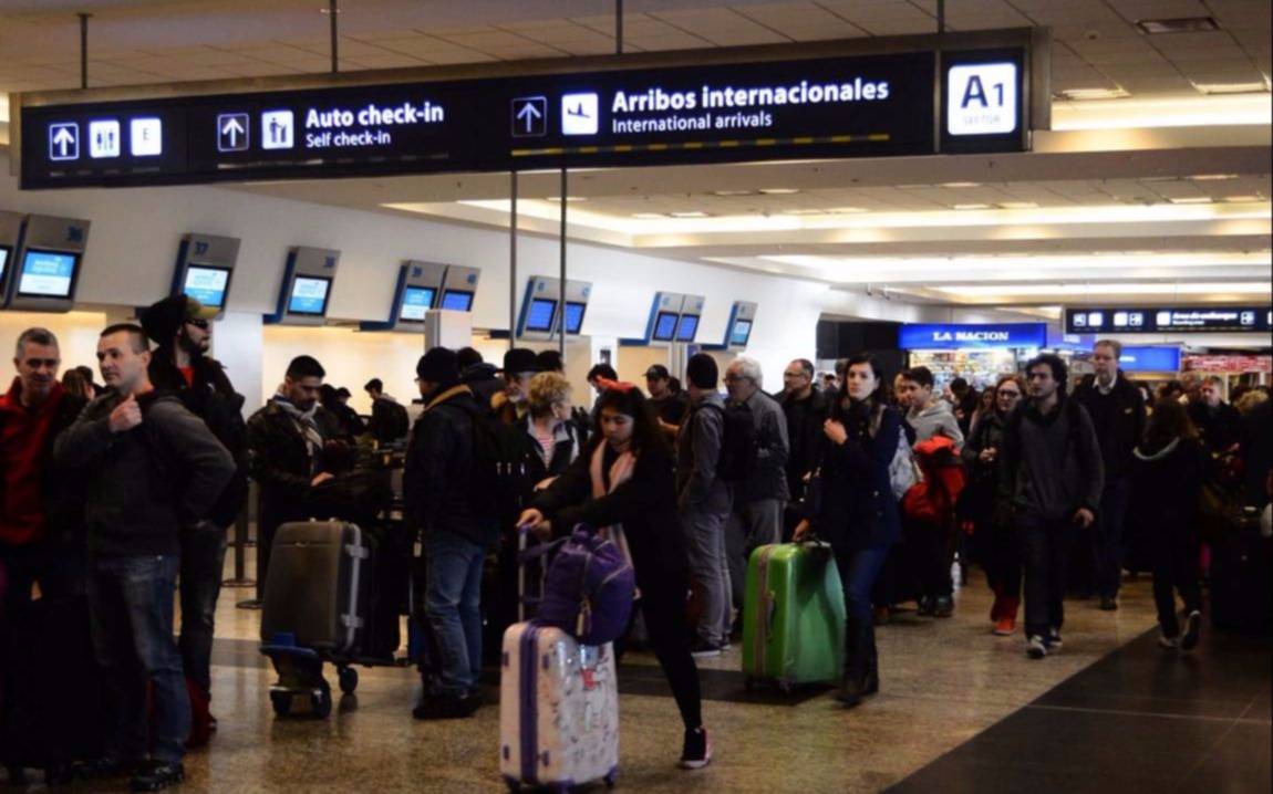 Tras las demoras y cancelaciones, comienzan a normalizarse los vuelos en Aeroparque