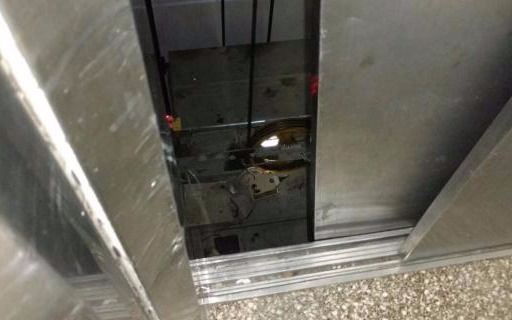 Un nene cayó por el hueco de un ascensor y su papá no la pensó: se tiró detrás para salvarlo