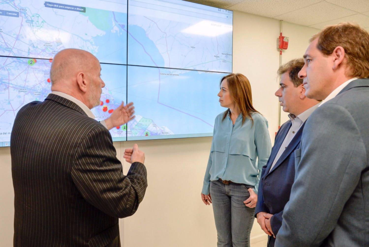 Vidal recorrió la nueva central del 911 en La Plata 