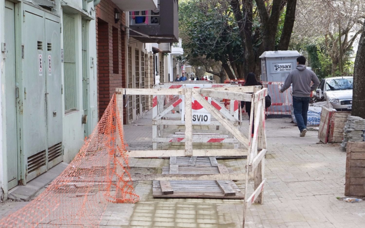 Realizan recambio de cañerías entre las plazas Matheu y Rocha