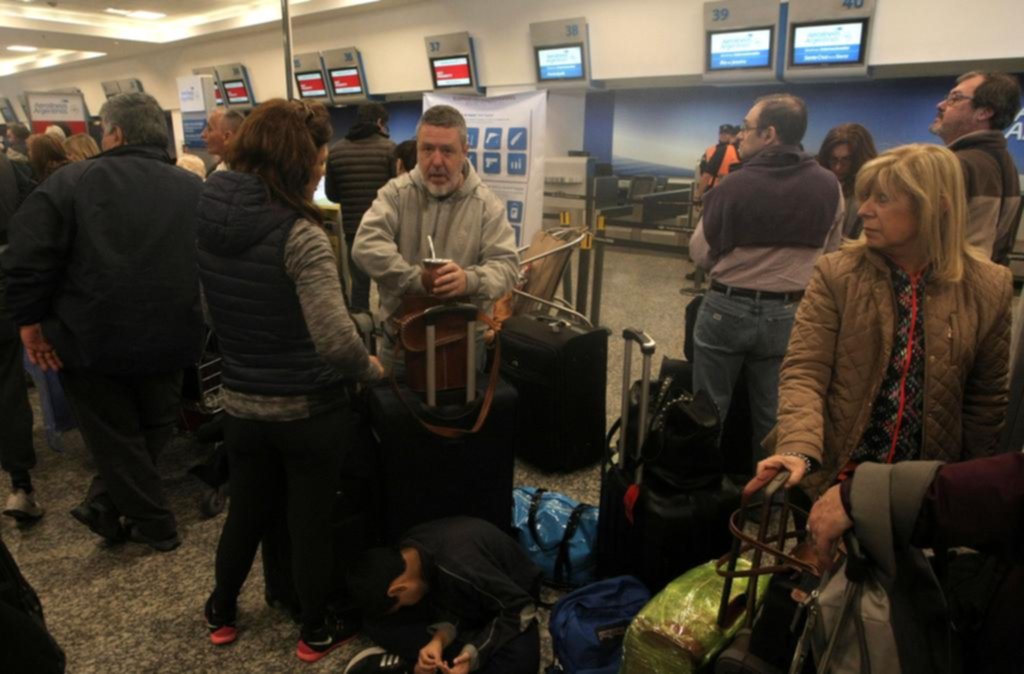 Caos en Aeroparque y Ezeiza por un paro de gremios aeronáuticos
