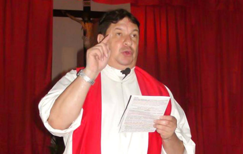 Le dieron 25 años de cárcel a un cura por abusar de 4 monaguillos