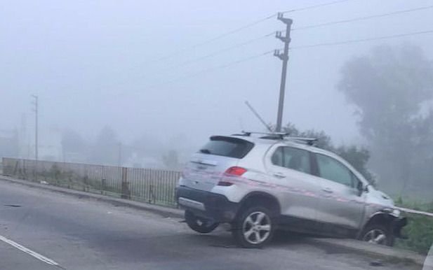 Un auto casi se precipita en el arroyo Carnaval, en Centenario y 426