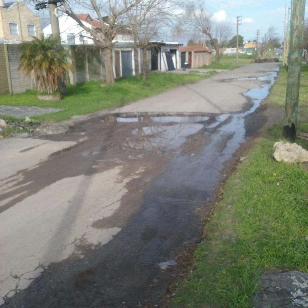 Quejas en un barrio por las calles en mal estado y pérdidas de agua