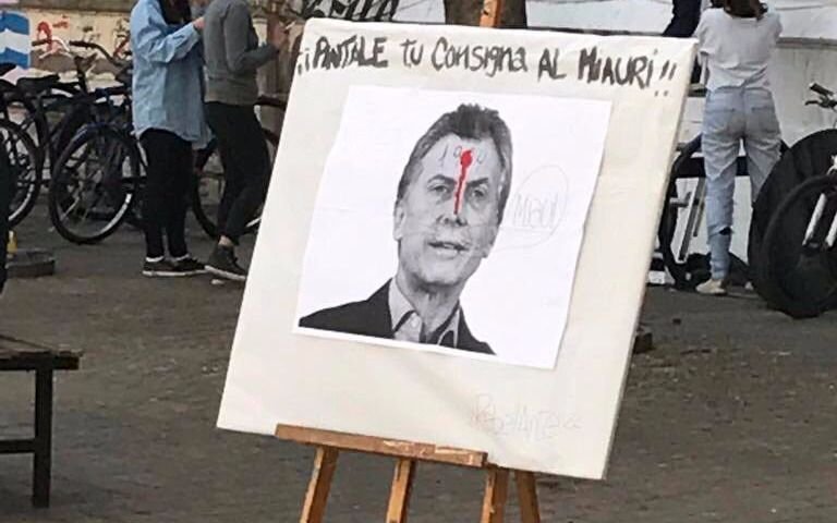Una foto de Macri con un disparo en la cabeza se exhibió en la Universidad Nacional de Rosario