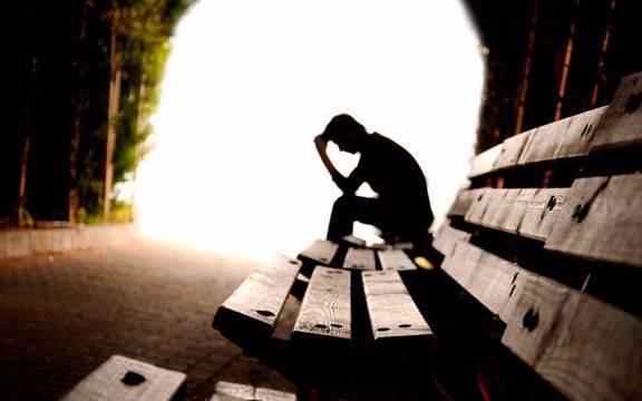 Facebook anunció un nuevo servicio para contribuir en la prevención de suicidios