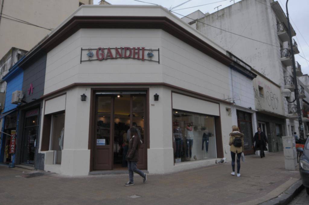 Amable y bien vestido, saludó y asaltó un local que abrió hace un mes en el Centro