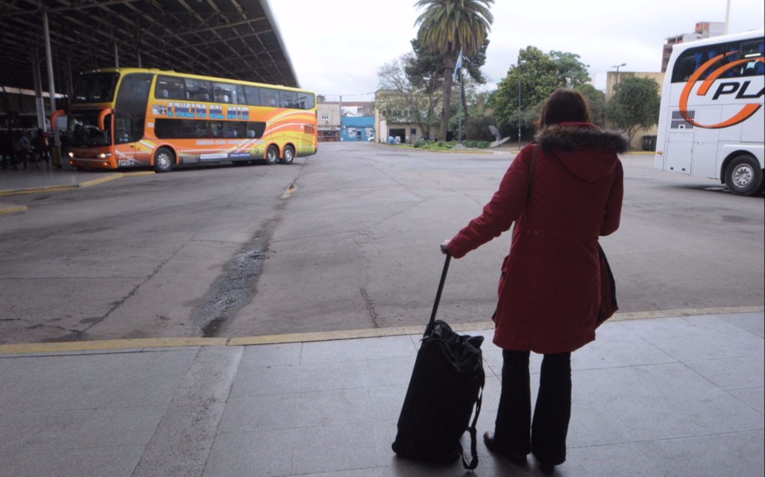 Tras un acuerdo salarial, levantaron el paro de micros de larga distancia 