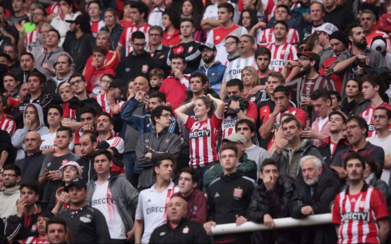 Pese a la lluvia, el hincha albirrojo dijo presente