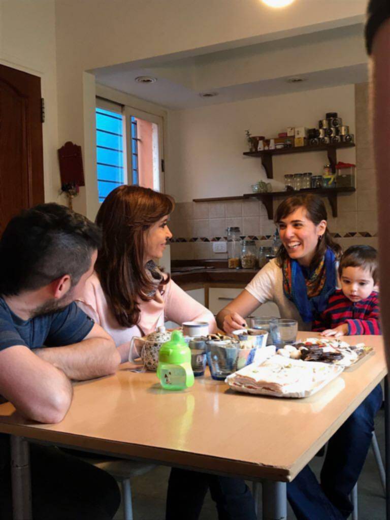 Cristina volvió a su barrio a reunirse con una pareja