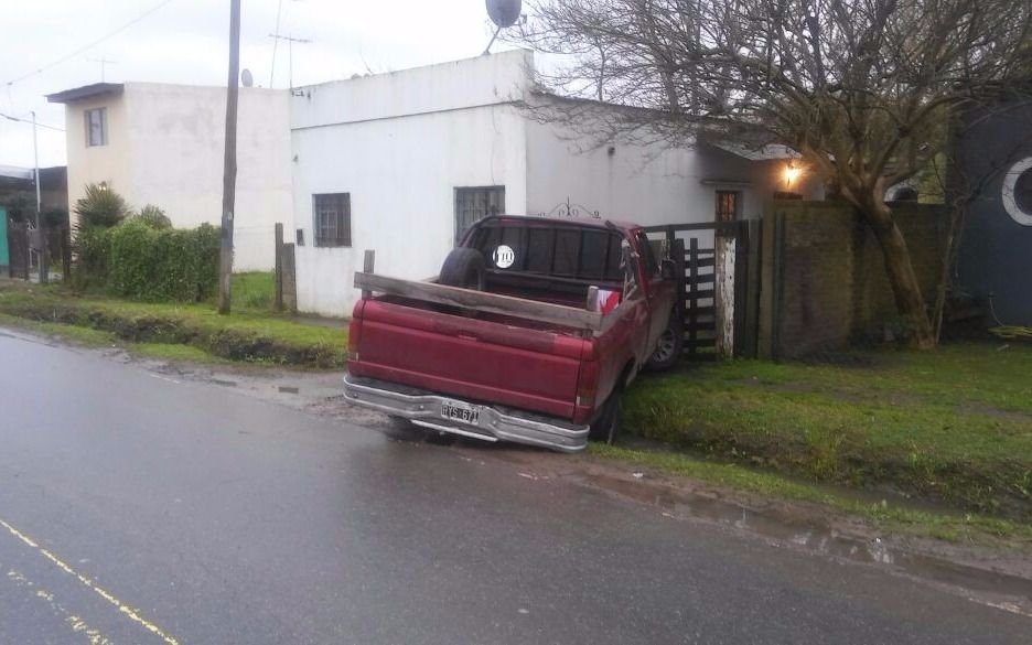Una camioneta chocó contra el portón de una vivienda en Arturo Seguí