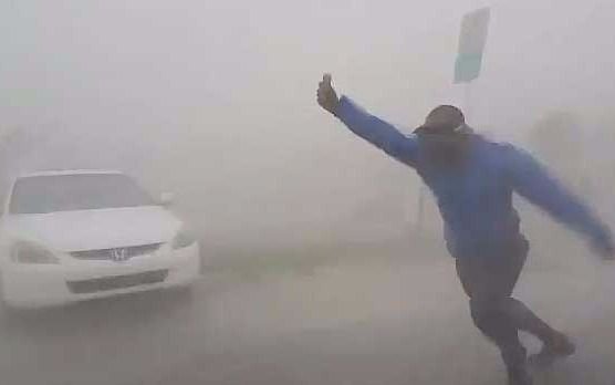 Impresionante video de un meteorólogo que arriesgó su vida para medir la fuerza de Irma