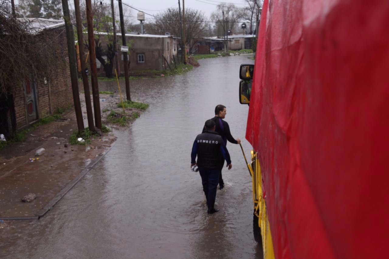 El municipio de Quilmes lleva adelante tareas de asistencia a los barrios por el temporal