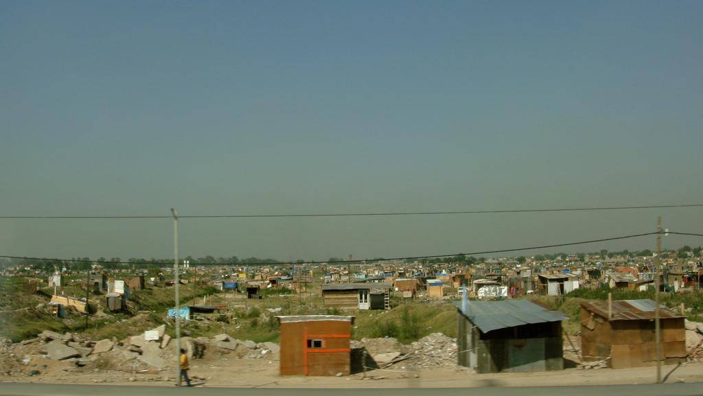 El frágil equilibrio que “garantizan” los planes sociales en el Conurbano