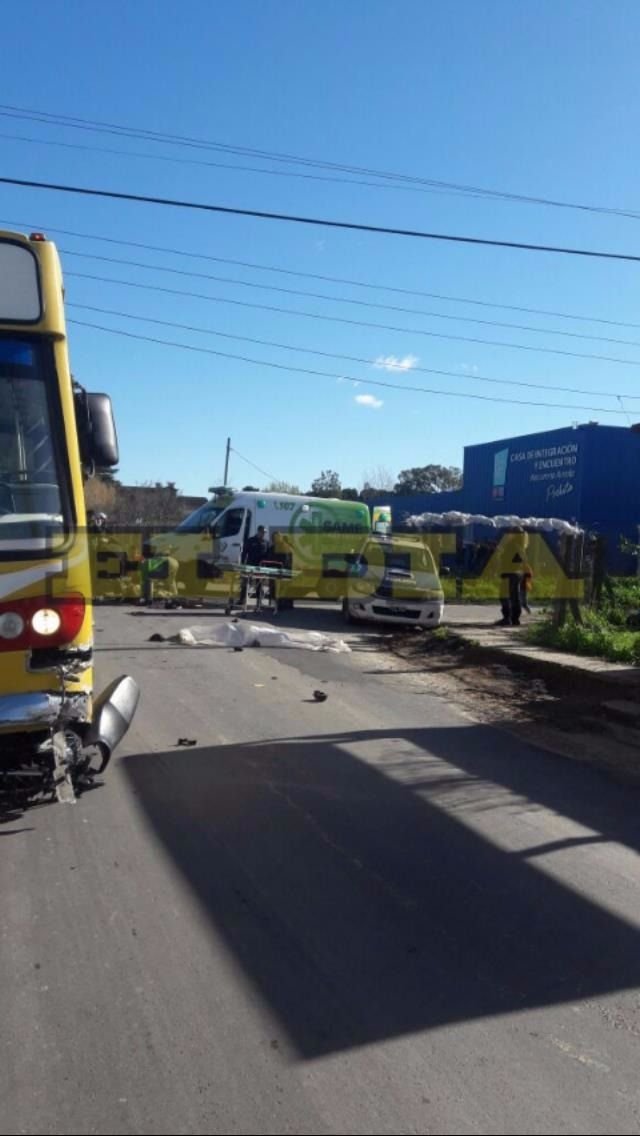 Un joven murió tras embestir su moto contra un micro en Barrio Aeropuerto