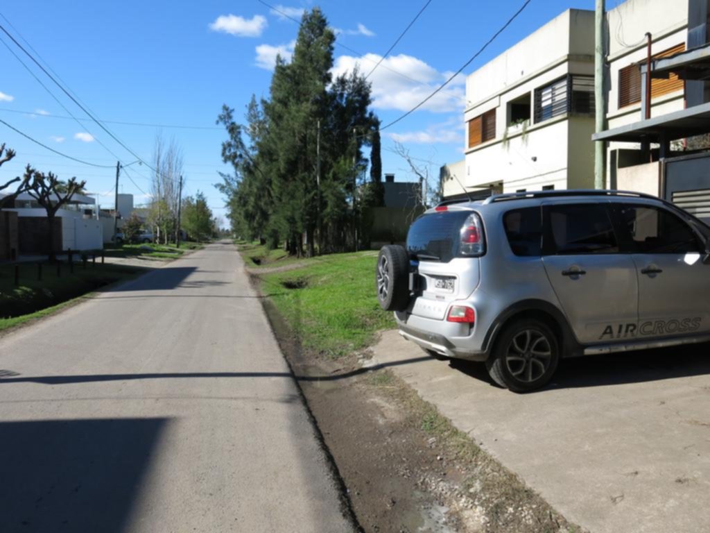 Vio salir a dos ladrones de la casa de una vecina, los enfrentó y resultó herido