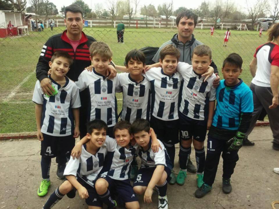 Compañeros de emociones - Los chicos desparraman picardía