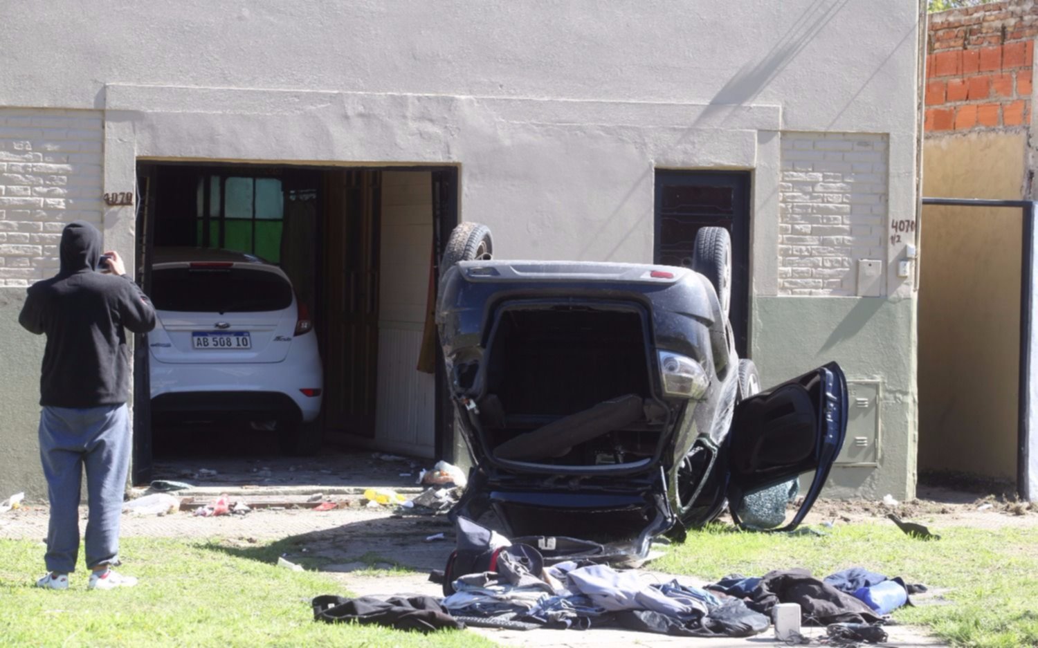 Robó en Villa Elvira, huyó en el auto de sus víctimas y terminó volcando en Berisso