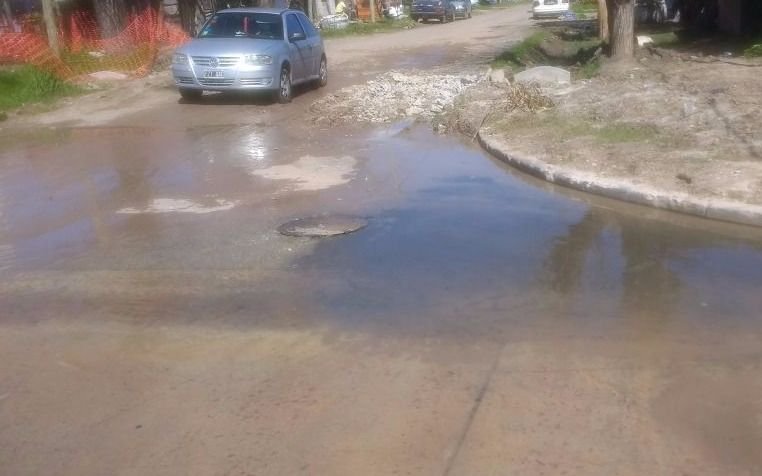 "Hace años tenemos una pérdida de  agua en 131 y 37", afirman vecinos