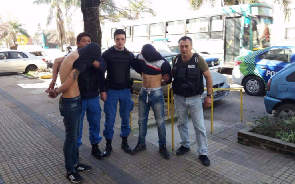 Aprehenden a dos menores que quisieron robarle a un policía de civil en 65 y 23