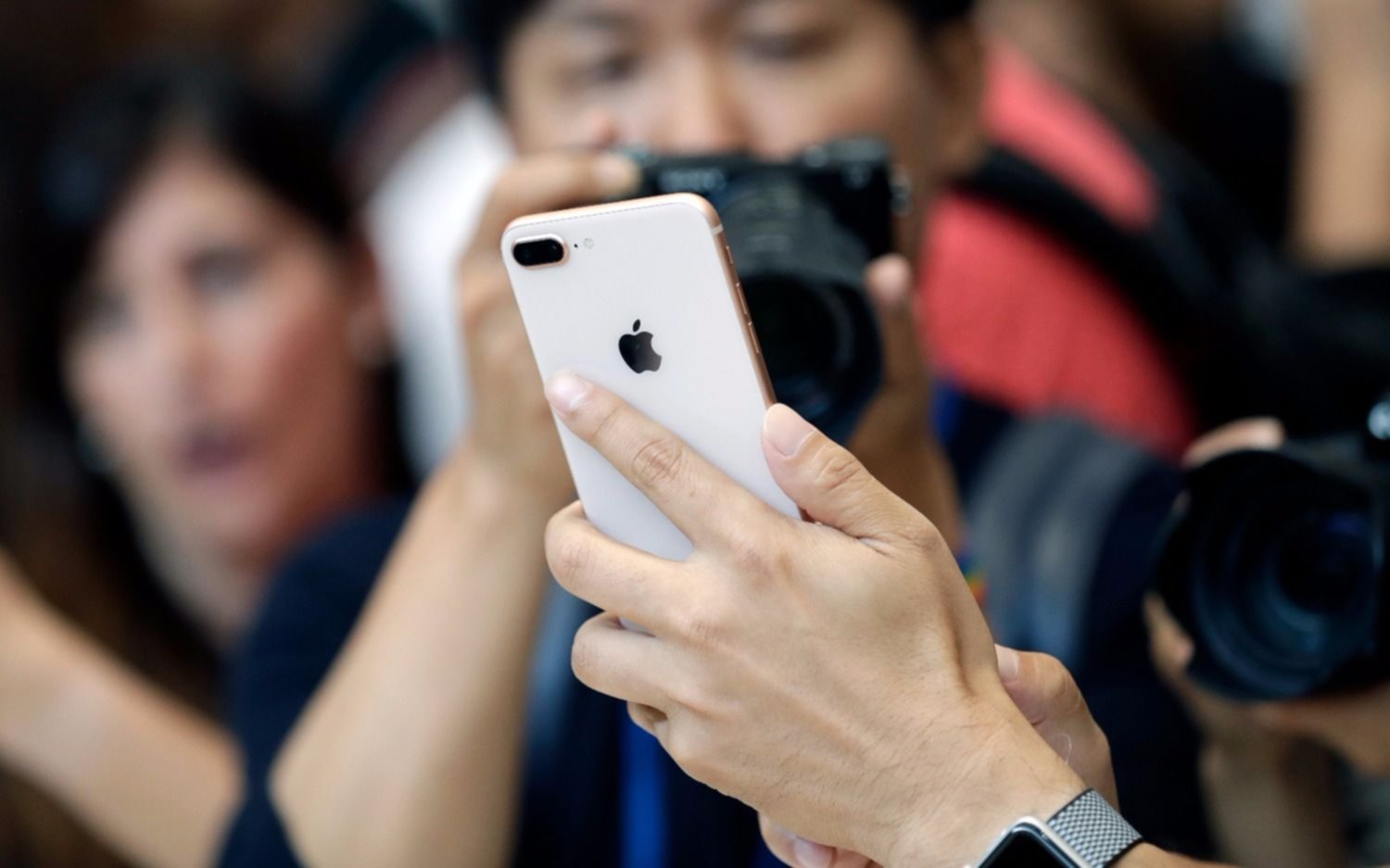 El nuevo iPhone X de Apple introduce grandes cambios y promete más horas de uso