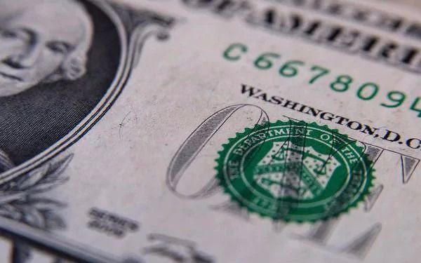 Con una caída de 9 centavos, el dólar cerró a $17,37