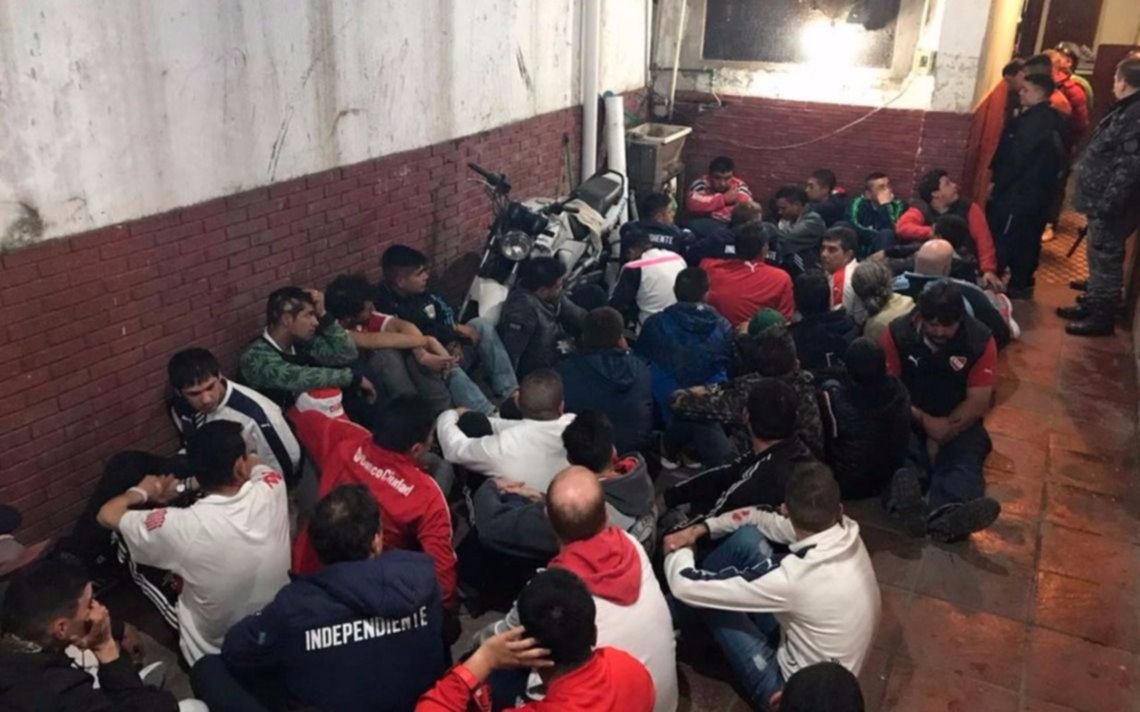 Lío entre la policía y barras de Independiente: heridos y 120 detenidos