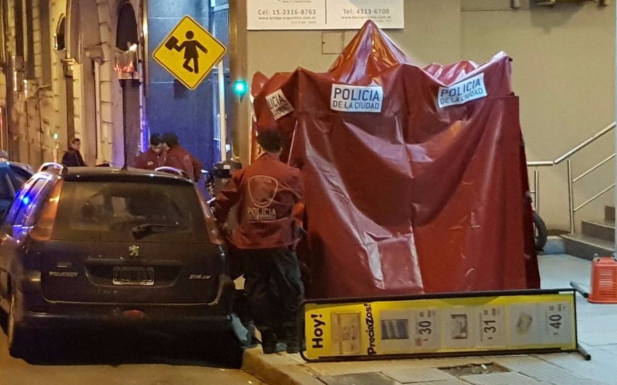 Policía mató a un delincuente que asaltó un supermercado en pleno centro porteño