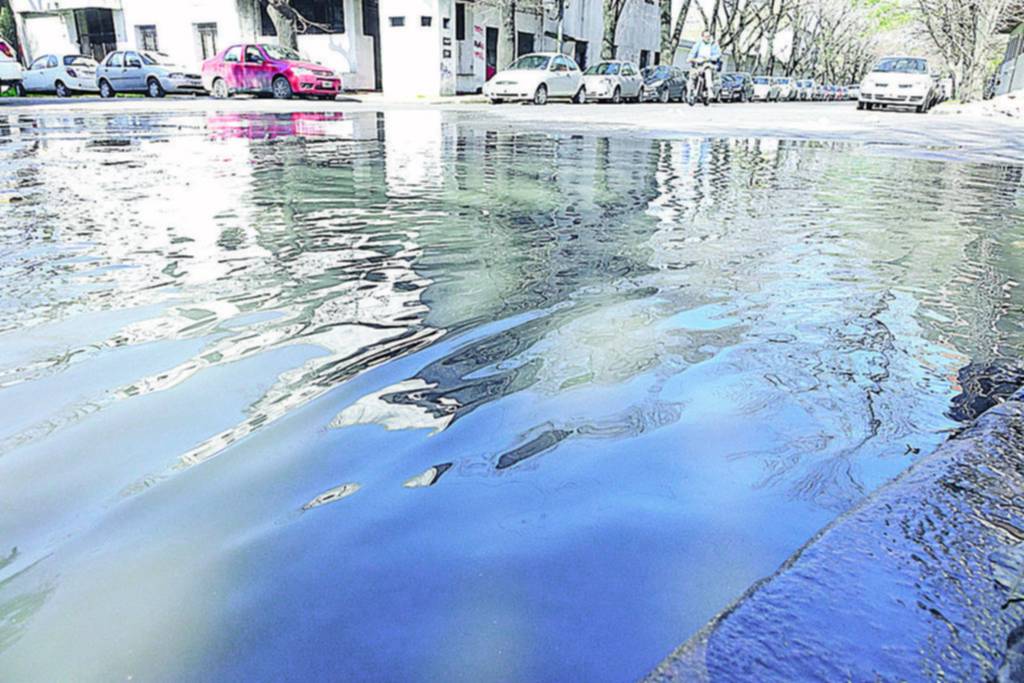 No aflojan las quejas por enormes desbordes cloacales y falta de agua