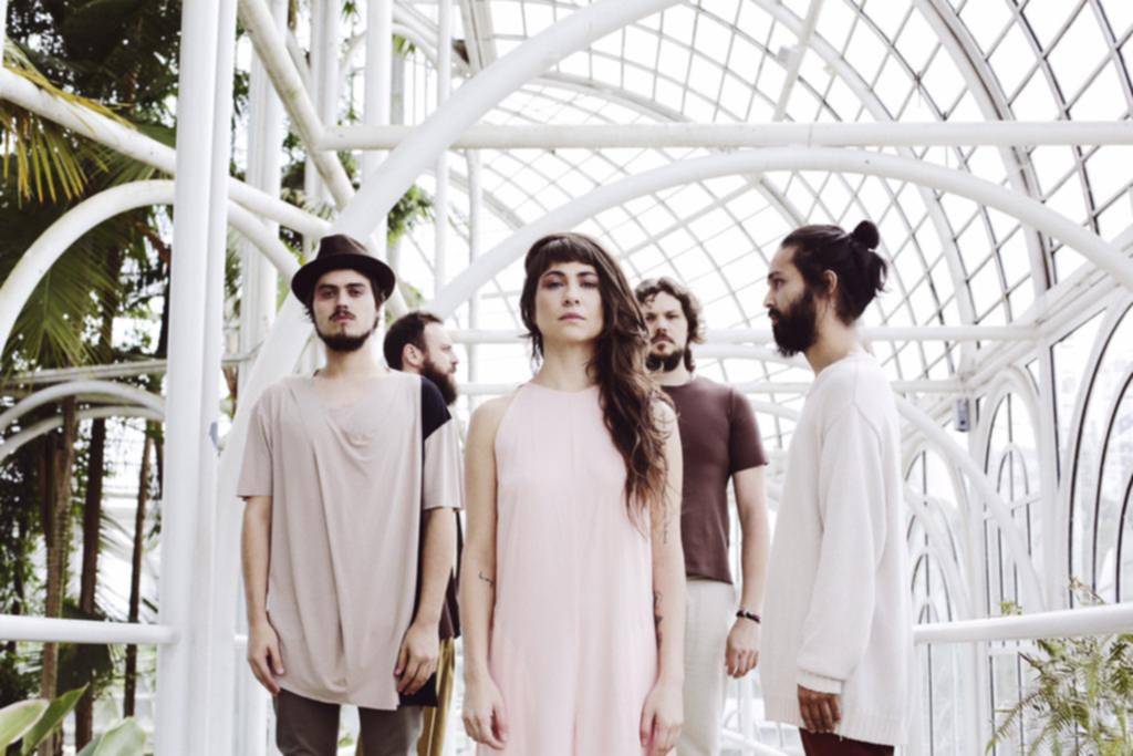 Indie pop reflexivo y aguerrido desde Brasil
