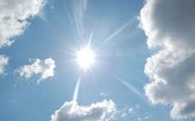 Es viernes y hay sol, aunque algo nublado y fresco