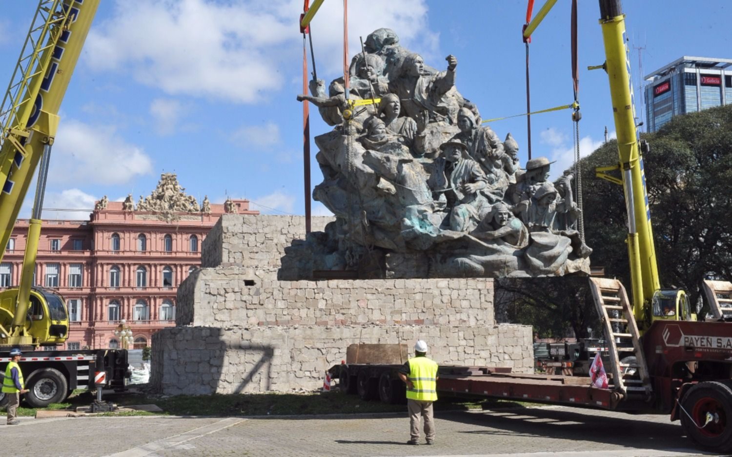 Trasladan el monumento de Juana Azurduy a la Plaza del Correo