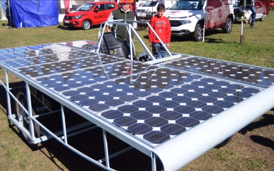 Alumnos de Coronel Dorrego desarrollaron  un auto a energía solar