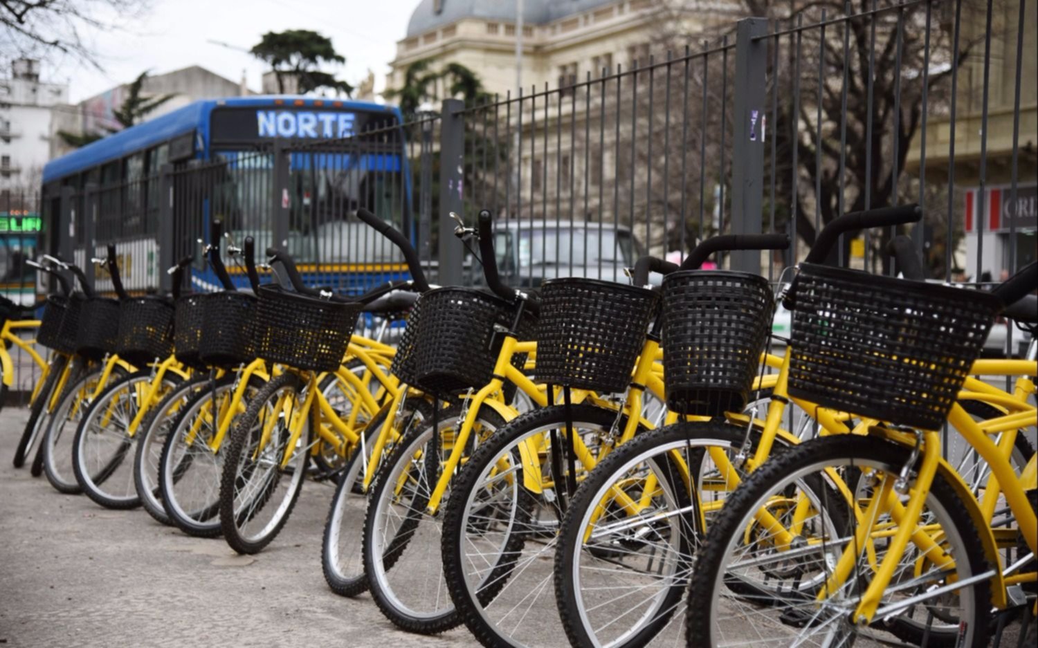 Las Plazas San Martín y Malvinas ya cuentan con bicicleteros para alquiler gratuito