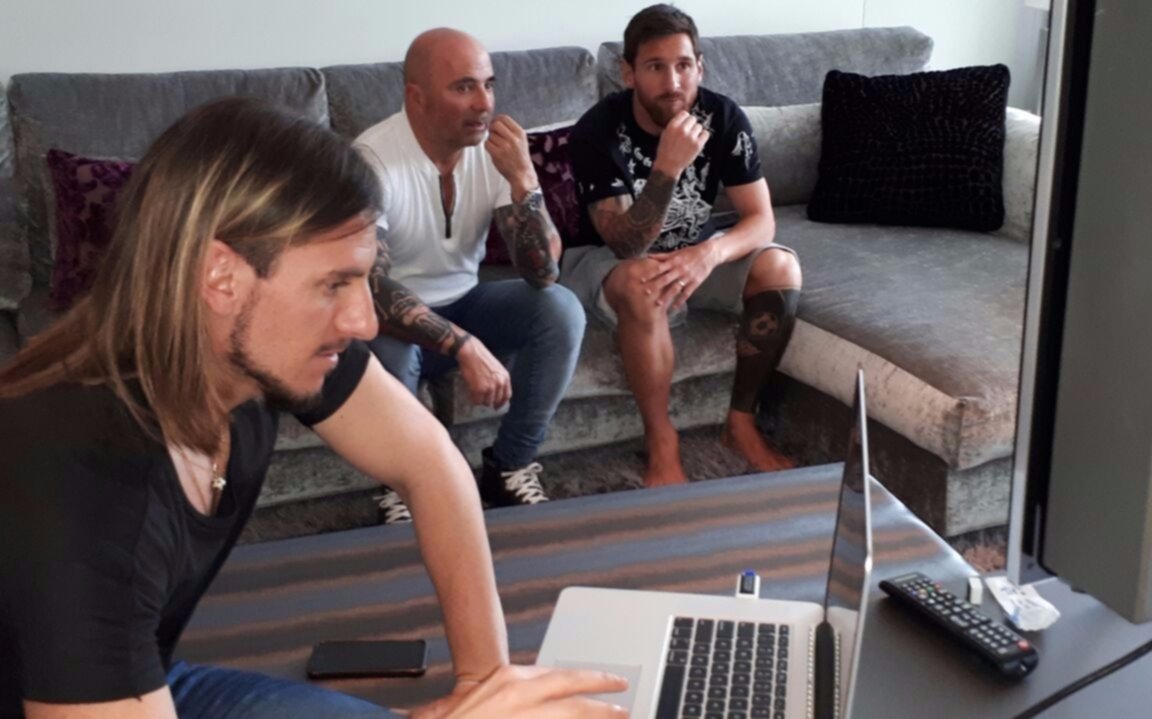 Sampaoli con Messi y Mascherano durante la nueva "gira" europea