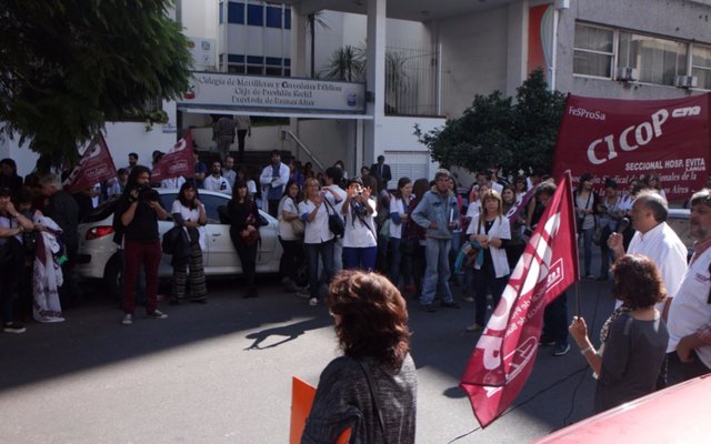 Atención resentida en hospitales públicos por protesta de médicos