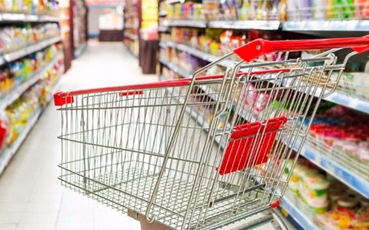 Según el INDEC, las ventas en supermercados y shoppings retrocedieron en julio 