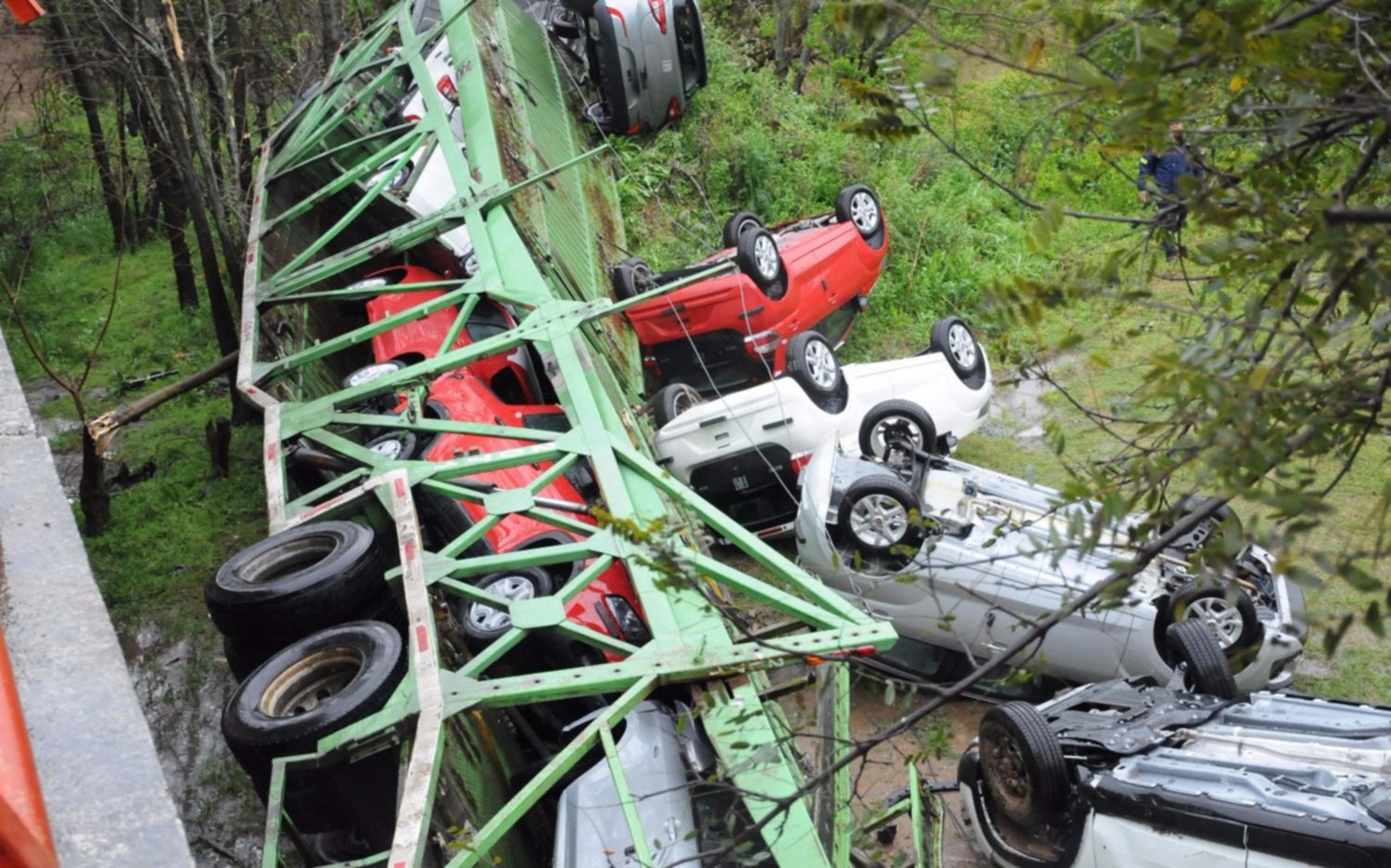 Santa Fe: un camión que transportaba autos 0km volcó y cayó de un puente 