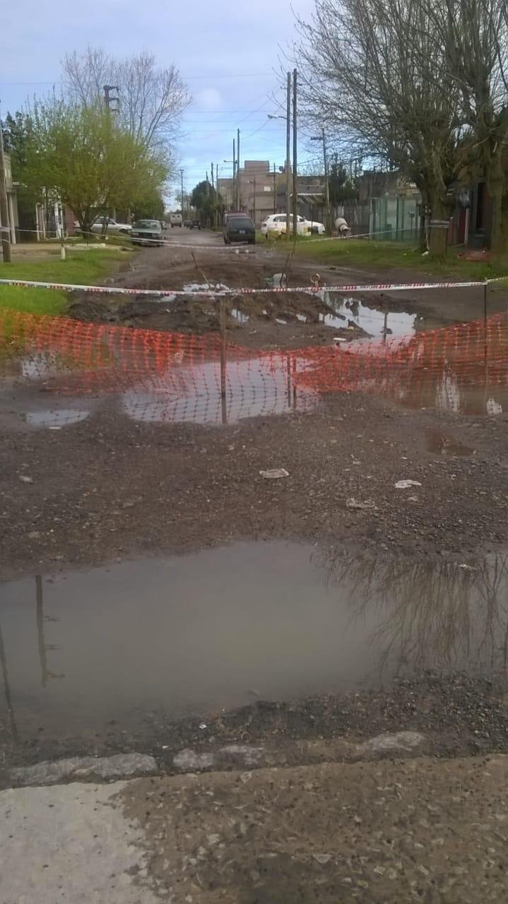 Por “intransitable”, los vecinos cierran una calle en Altos de San Lorenzo